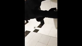 Beccata a spompinare nel bagno del centro commerciale