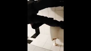 Beccata a spompinare nel bagno del centro commerciale