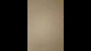 Beccata a spompinare nel bagno del centro commerciale