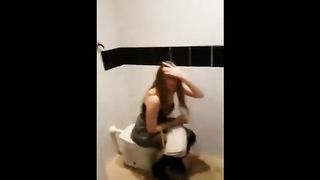 Beccata a spompinare nel bagno del centro commerciale