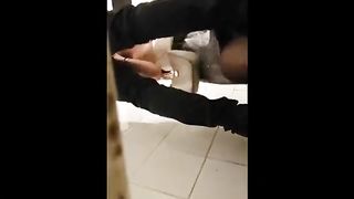 Beccata a spompinare nel bagno del centro commerciale