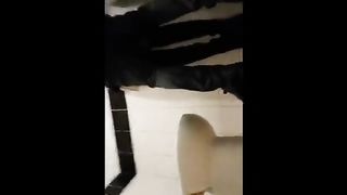 Beccata a spompinare nel bagno del centro commerciale