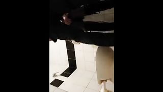 Beccata a spompinare nel bagno del centro commerciale