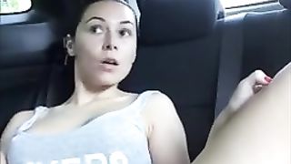 Un bel ditalino in auto