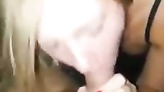 Prima mi fa un pompino e poi mi dà il culo