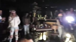 Si diverte con spogliarellista durante addio al nubilato