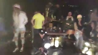 Si diverte con spogliarellista durante addio al nubilato