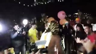 Si diverte con spogliarellista durante addio al nubilato