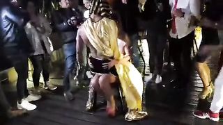 Si diverte con spogliarellista durante addio al nubilato