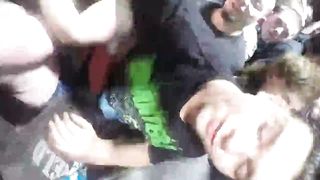 Viene palpata da tutti durante un concerto musicale