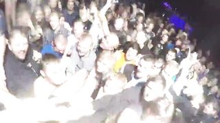 Viene palpata da tutti durante un concerto musicale