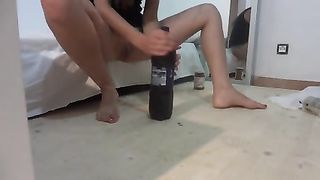 Ragazza si infila una bottiglia di Pepsi nella vagina