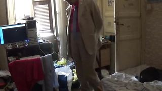 Sofia me lo succhia mentre il figlio è in bagno