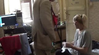 Sofia me lo succhia mentre il figlio è in bagno