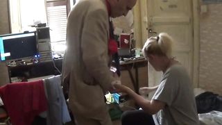 Sofia me lo succhia mentre il figlio è in bagno