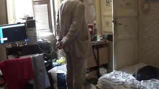 Sofia me lo succhia mentre il figlio è in bagno