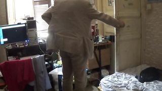 Sofia me lo succhia mentre il figlio è in bagno