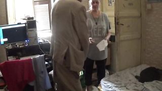 Sofia me lo succhia mentre il figlio è in bagno