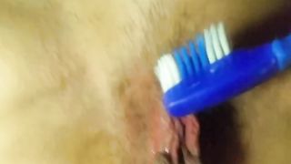 Anteprima del video: Con lo spazzolino...