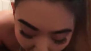 Si impegna tantissimo questa cinesina pompinara