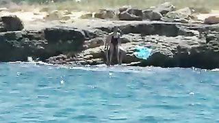 Coppietta beccata a far sesso in spiaggia