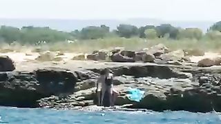 Coppietta beccata a far sesso in spiaggia