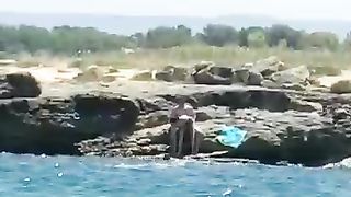 Coppietta beccata a far sesso in spiaggia