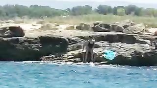 Coppietta beccata a far sesso in spiaggia