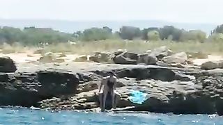 Coppietta beccata a far sesso in spiaggia