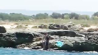 Coppietta beccata a far sesso in spiaggia