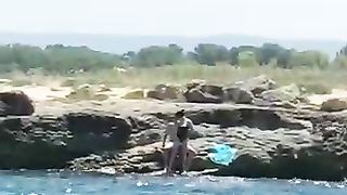 Coppietta beccata a far sesso in spiaggia