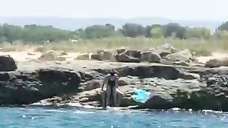 Coppietta beccata a far sesso in spiaggia