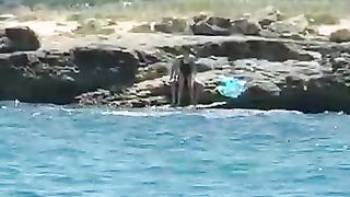 Coppietta beccata a far sesso in spiaggia