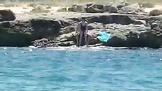 Anteprima del video: Coppietta beccata a far sesso in spiaggia