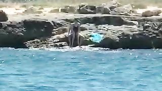 Coppietta beccata a far sesso in spiaggia