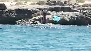 Coppietta beccata a far sesso in spiaggia