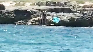 Coppietta beccata a far sesso in spiaggia