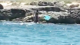 Coppietta beccata a far sesso in spiaggia