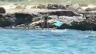 Coppietta beccata a far sesso in spiaggia