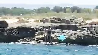 Coppietta beccata a far sesso in spiaggia