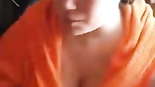 La tettona in accappatoio