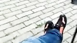 Anteprima del video: Col cazzo di fuori davanti ad una studentessa