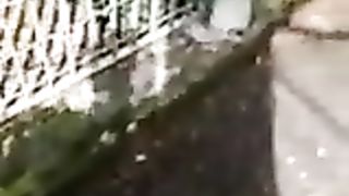 Passeggio col cazzo di fuori davanti alle ragazzine