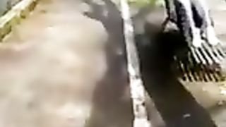 Passeggio col cazzo di fuori davanti alle ragazzine