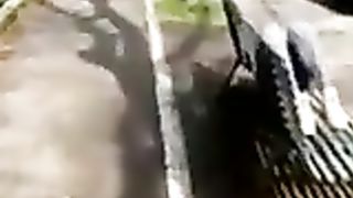 Passeggio col cazzo di fuori davanti alle ragazzine