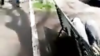 Passeggio col cazzo di fuori davanti alle ragazzine