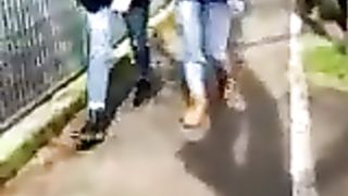 Anteprima del video: Passeggio col cazzo di fuori davanti alle ragazzine