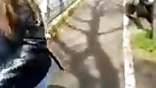 Passeggio col cazzo di fuori davanti alle ragazzine