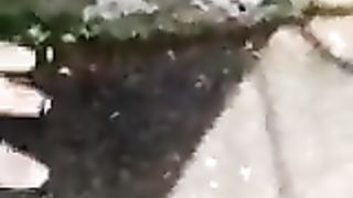 Passeggio col cazzo di fuori davanti alle ragazzine