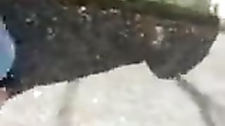 Passeggio col cazzo di fuori davanti alle ragazzine